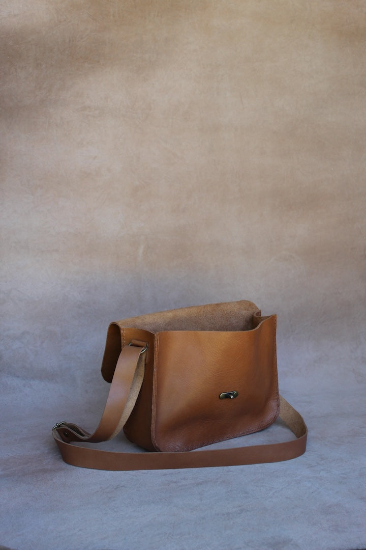 Classic satchel in tan