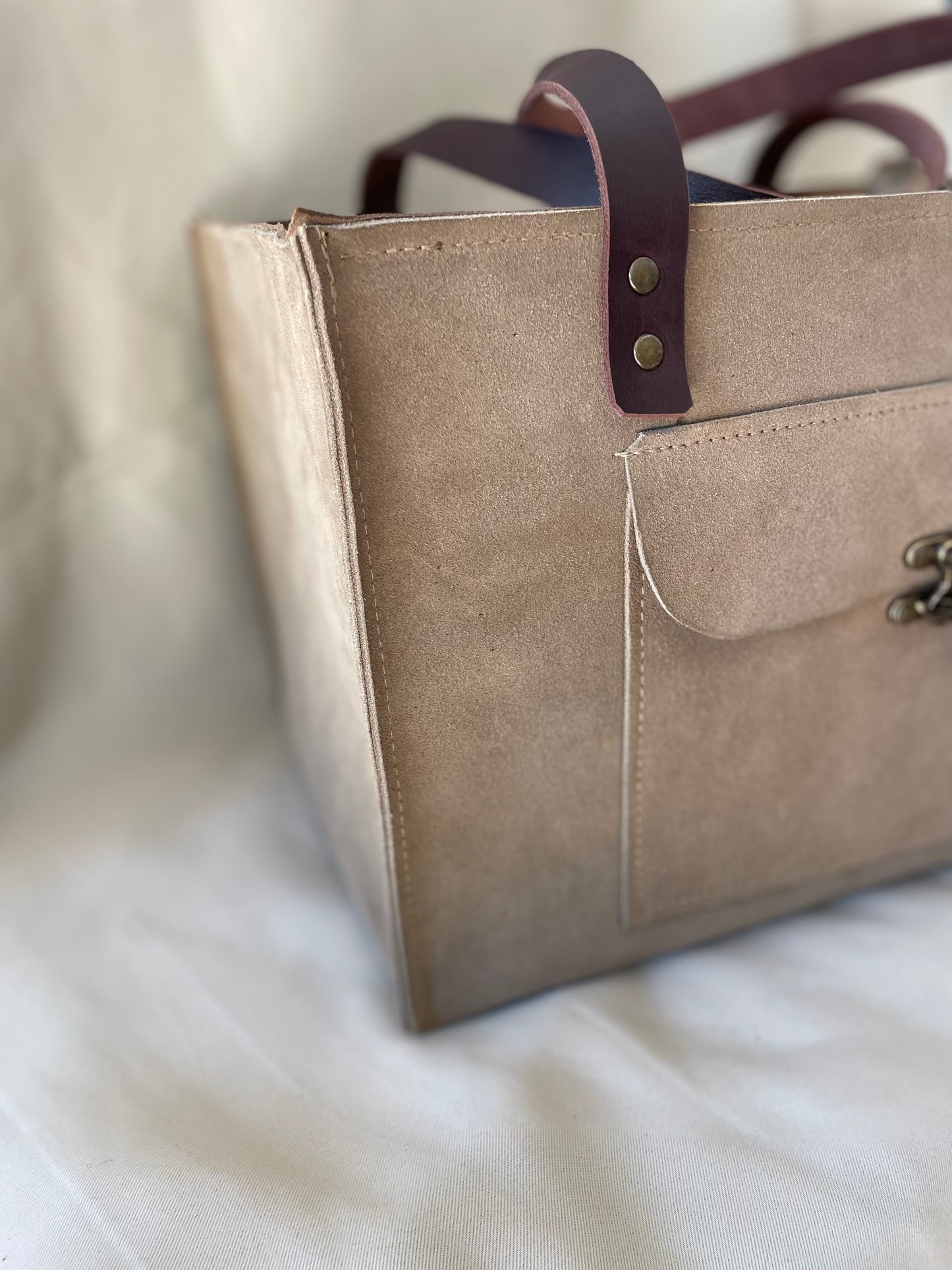 Closed Organiser's Case in Suede - Light Beige Tone