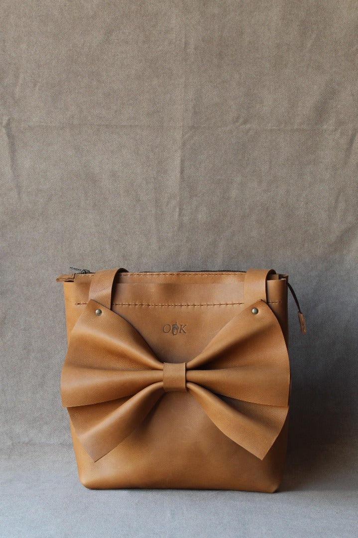 bow tote in tan