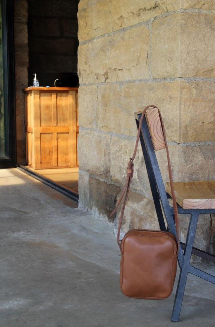 Cross body leather bag in tan