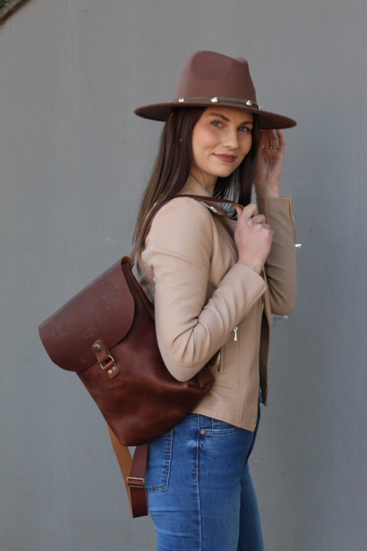 Minimalist backpack in cognac
