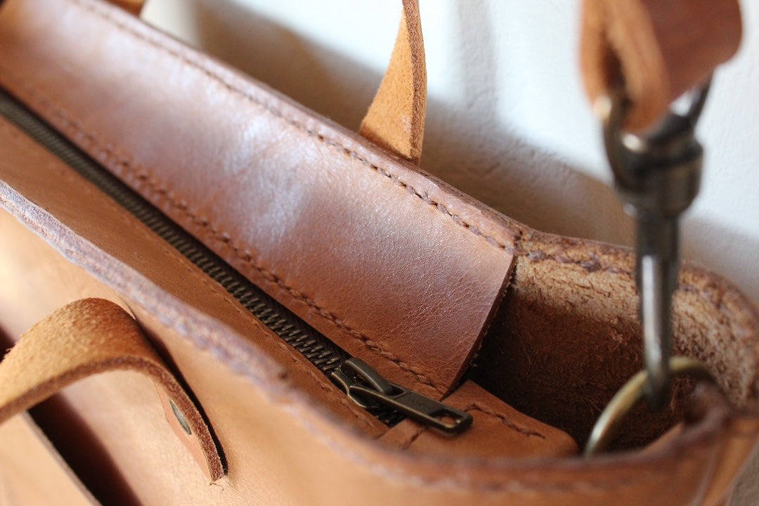 The jackie handbag in tan leather