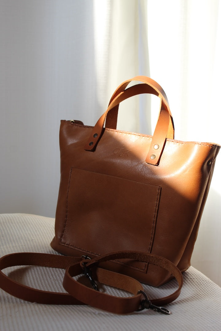 The jackie handbag in tan leather