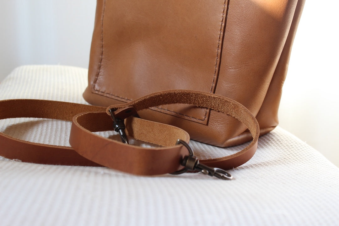 The jackie handbag in tan leather