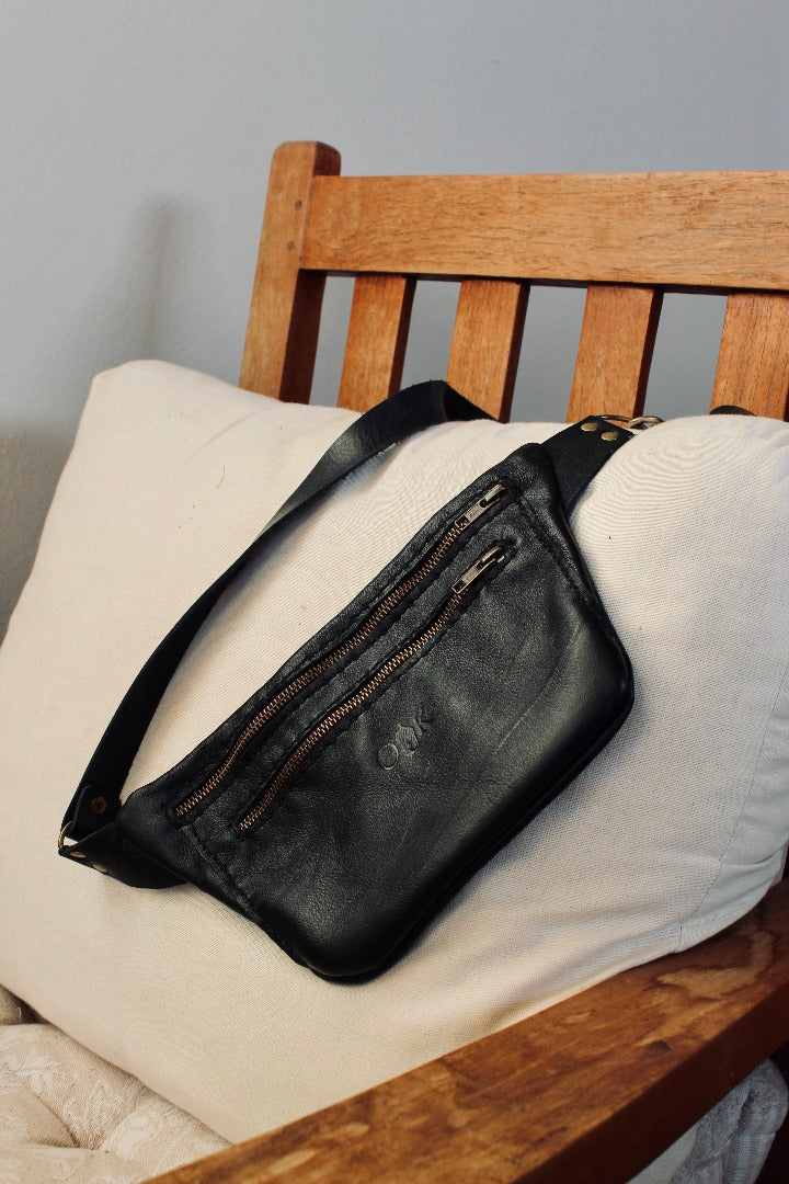 leather moonbag in black