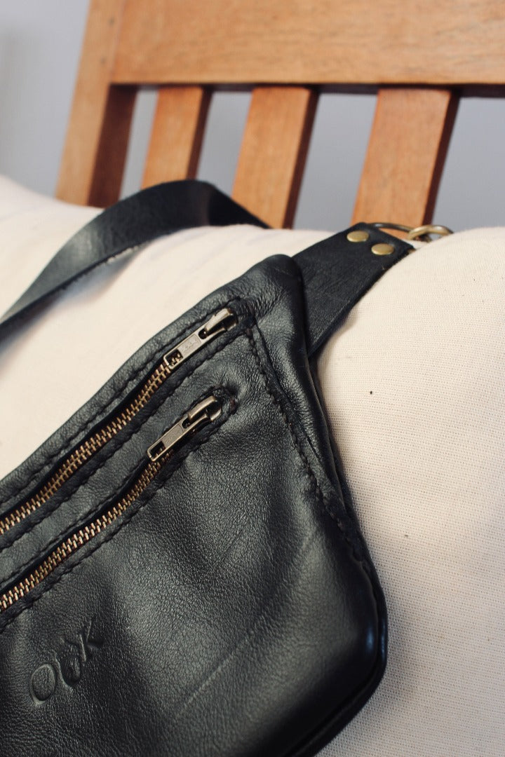 leather moonbag in black