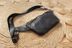leather moonbag in black
